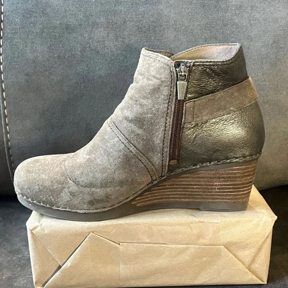 Dansko Leather Suede Ankle Booties Taupe Bronze‎ Wedge Heel Size 40 EUC